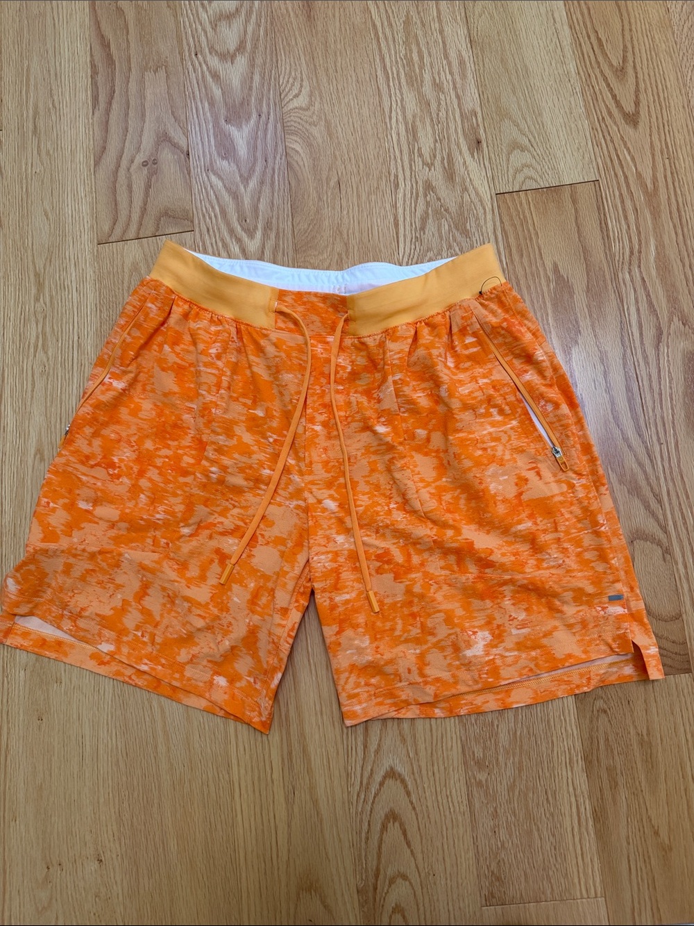 Lululemon men’s medium licence to train linerless 7” shorts.
